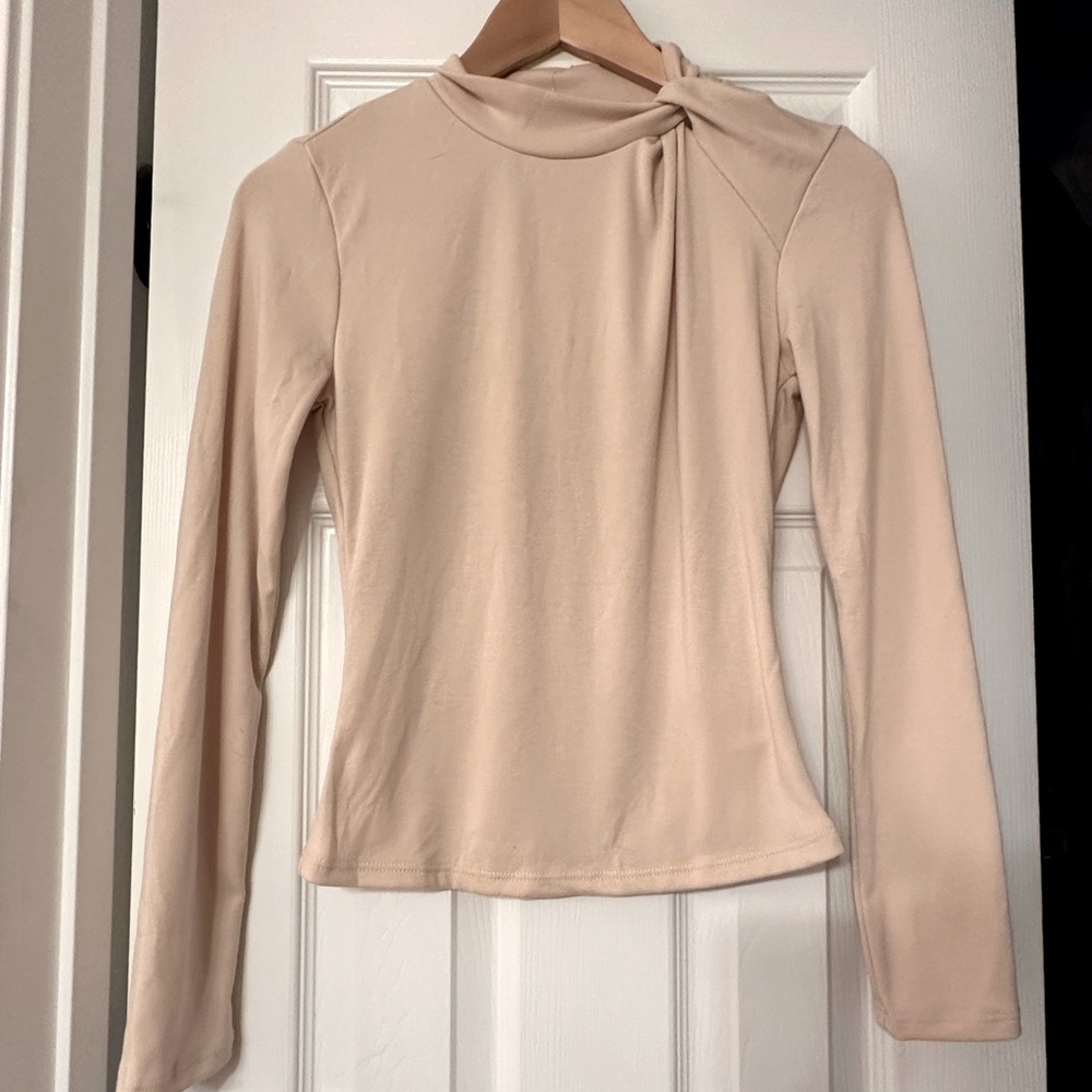 NWT Avara Knotted Top